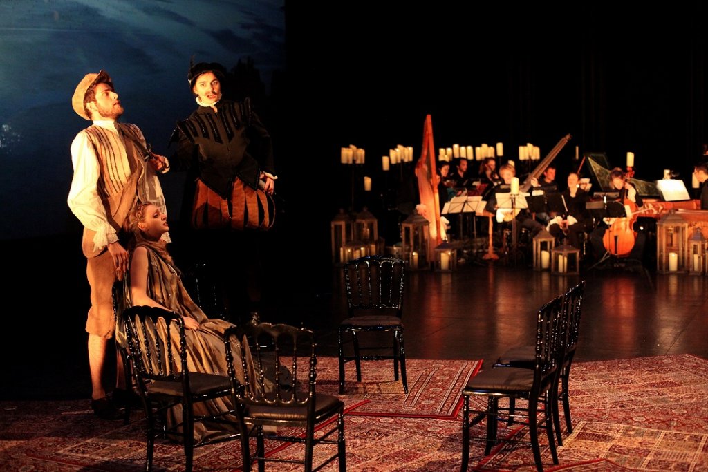 Un aperçu de l’ambiance de cette production avec Aurora Tirotta (assise), Romain Dayez derrière elle et Lise Viricel. (Photo François Guery)