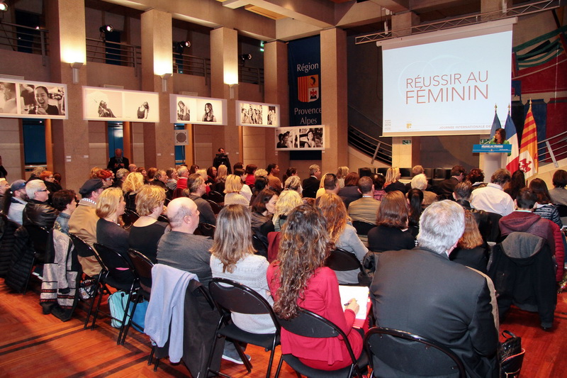 un public venu en nombre a participé à cette journée de la Femme aux couleurs de la région Paca (Photo Robert Poulain)