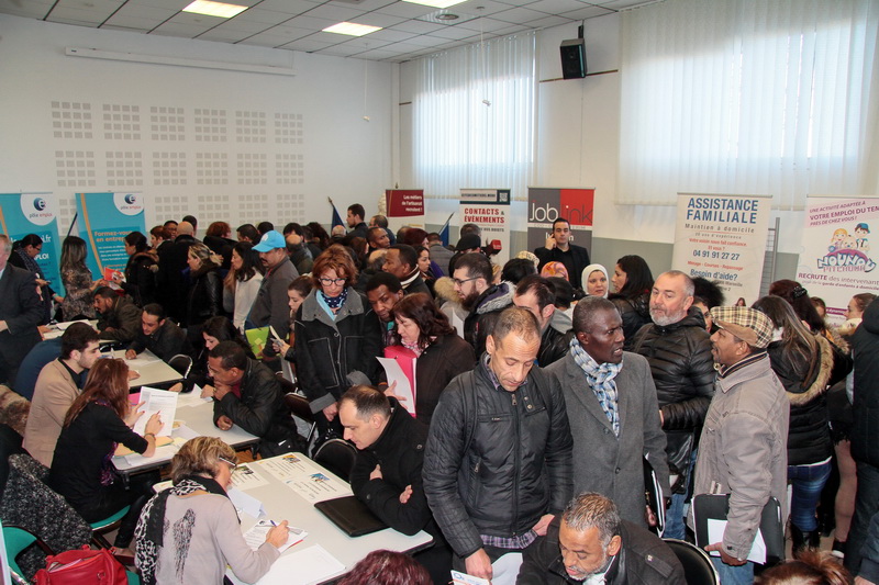 Un public est venu en nombre pour le Forum de l'emploi organisé au sein de la mairie des 2/ 3 à Marseille (Photo Robert Poulain)