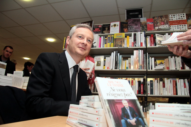 Bruno Le Maire en séance de dédicace a la librairie Prado-Paradis à Marseille pour son livre " Ne vous résignez pas " paru chez Albin Michel (Photo Robert Poulain)