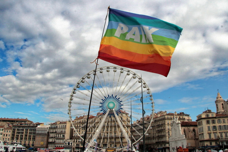 Est-ce que le monde tourne assez rond pour la Paix ? (Photo Robert Poulain)