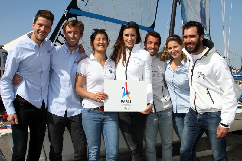 7 des athlètes francais sur les 15 du pôle France voile basé à Marseille qui viennent d'être selectionnés pour les Jeux Olympiques de Rio 2016 et qui soutiennent la candidature de Paris 2024. De gauche à droite Jeremy Mion - Julien D'Ortoli - Aude Compan - Helene Defrance - Sofian Bouvet - Sarah Stayaert - Noe Delpech (Photo Robert Poulain)