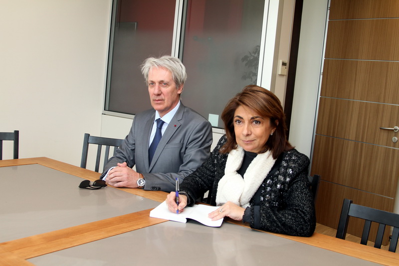 Martine Vasssal a signé le registre de condoléances pour les victimes des attentats de Bruxelles en présence du Consul général du royaume de Belgique Luc de Lobel (Photo Robert Poulain)