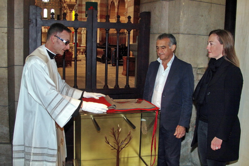 Exposition Saint-François d’Assise du 1er avril au 15 mai à Marseille: Le manteau de Saint-François d’Assise est arrivée au sein de la Cathédrale de la Major accueilli par le père ottonello curé de la Cathédrale, Joseph Arakel à l’initiative de ce projet et l'élue aux édifices cultuels Catherine Pila (Photo Robert Poulain)