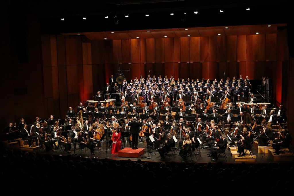 La scène du Grand Théâtre de Provence affichait complet, mardi soir, pour l’ouverture du Festival de Pâques avec quelque 200 exécutants réunis pour Mahler (Photo Caroline Doutre)