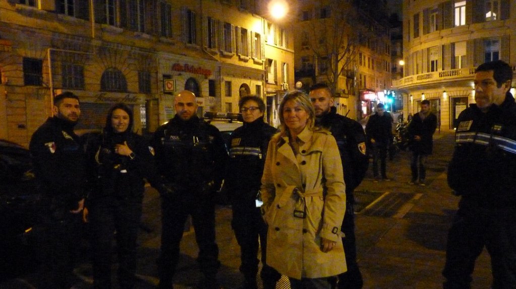 Caroline Pozmentier, en charge de la sécurité à Marseille est venue soutenir, ce vendredi soir, dans le centre-ville, la brigade de nuit de la Police municipale en service depuis un mois (Photo P.M.-C)