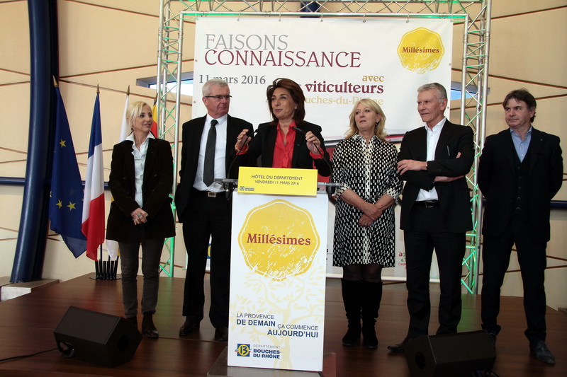 Entourée de Marie Pierre Callet, de Claude Rossignol, Président le la chambre départementale d’agriculture, de Charlotte de Turckheim, de Jean-Claude Féraud, maire de Trets et de Luc Long, Martine Vassal a dit son soutien aux viticulteurs et annoncé la renaissance d’un salon départemental de l’agriculture (Photo Robert Poulain)