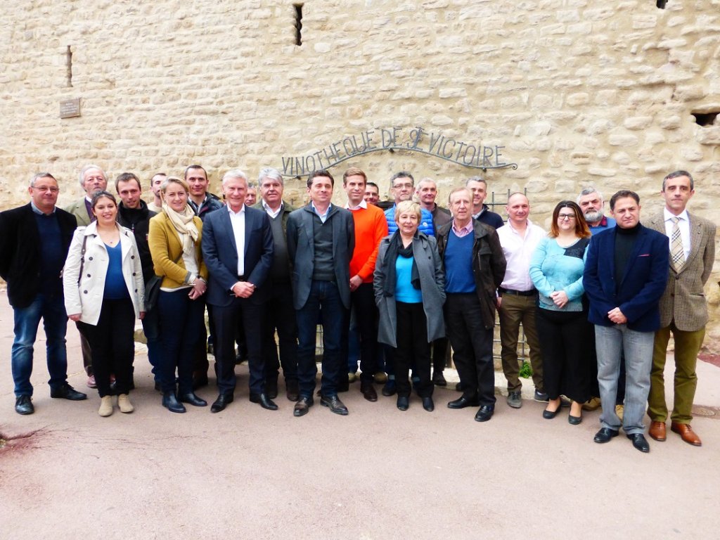 Les vignerons de Sainte Victoire rassemblés vendredi soir à la Vinothèque de Trets pour fêter les médailles obtenues à Paris (Photo M.E.)