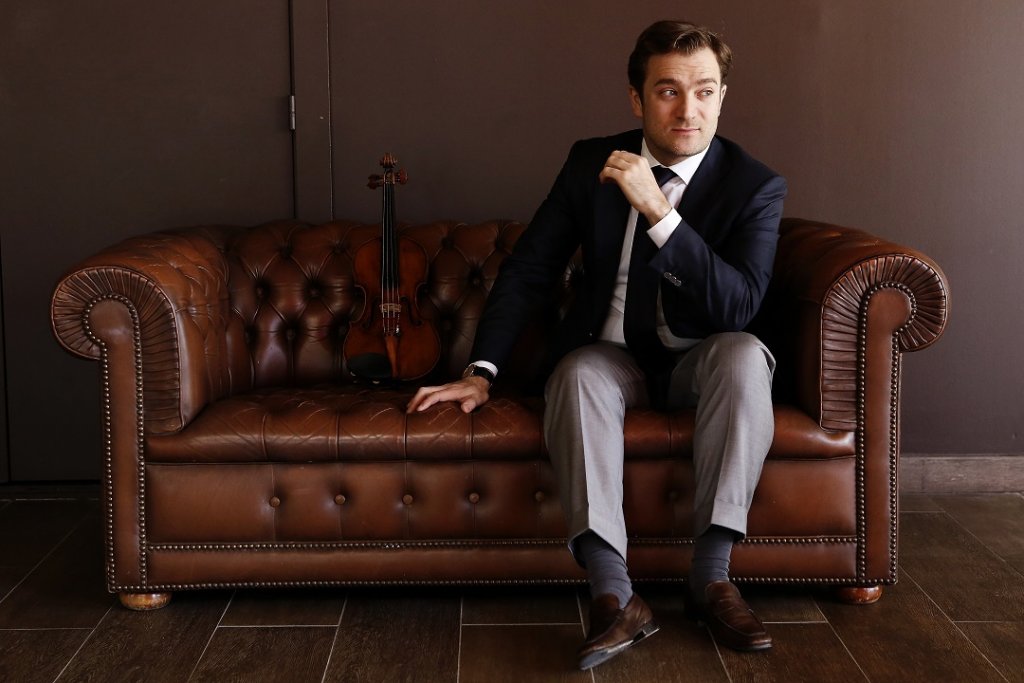 Renaud Capuçon prend la pose dans les fauteuils en cuir du Teddy Bar, au Grand Théâtre de Provence (Photo Caroline Doutre)