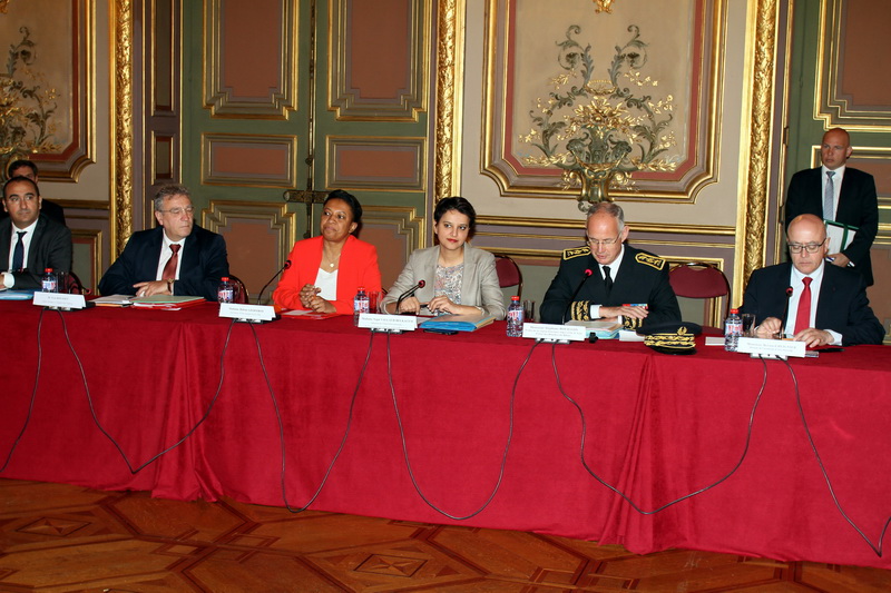 La ministre Najat Vallaud-Belkacem, Hélène Geoffroy, secrétaire d’État chargée de la Ville et Jean-Claude Gaudin, sénateur-maire de Marseille ou l'Union non sacrée mais républicaine pour l'école (Photo Robert Poulain)