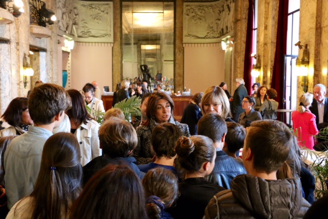 Accompagnée par Martine Vassal, une quarantaine de collégiens a assisté à "Cosi fan tutte" de Mozart à l'Opéra de Marseille (Photo CD13/JPHERBECQ)