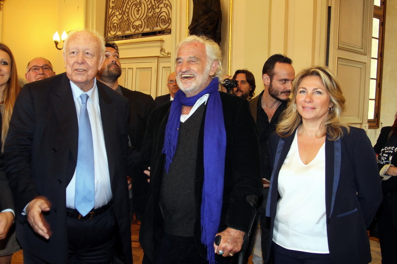 Jean-Paul Belmondo "Le Magnifique" a reçu des mains du maire de Marseille, Jean-Claude Gaudin la médaille de la Ville en présence de Caroline Pozmentier, adjointe au maire (Photo Robert Poulain)