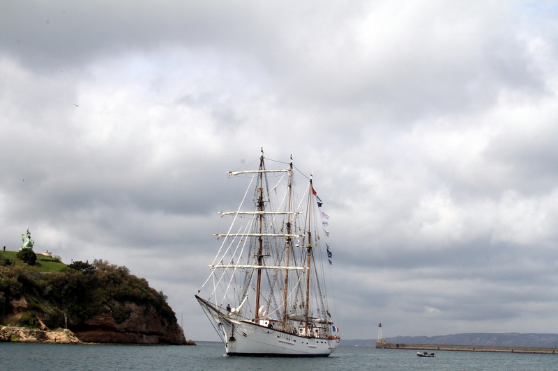 Magnifique arrivée du trois-mâts "Marité" à Marseille (Photo Robert Poulain)