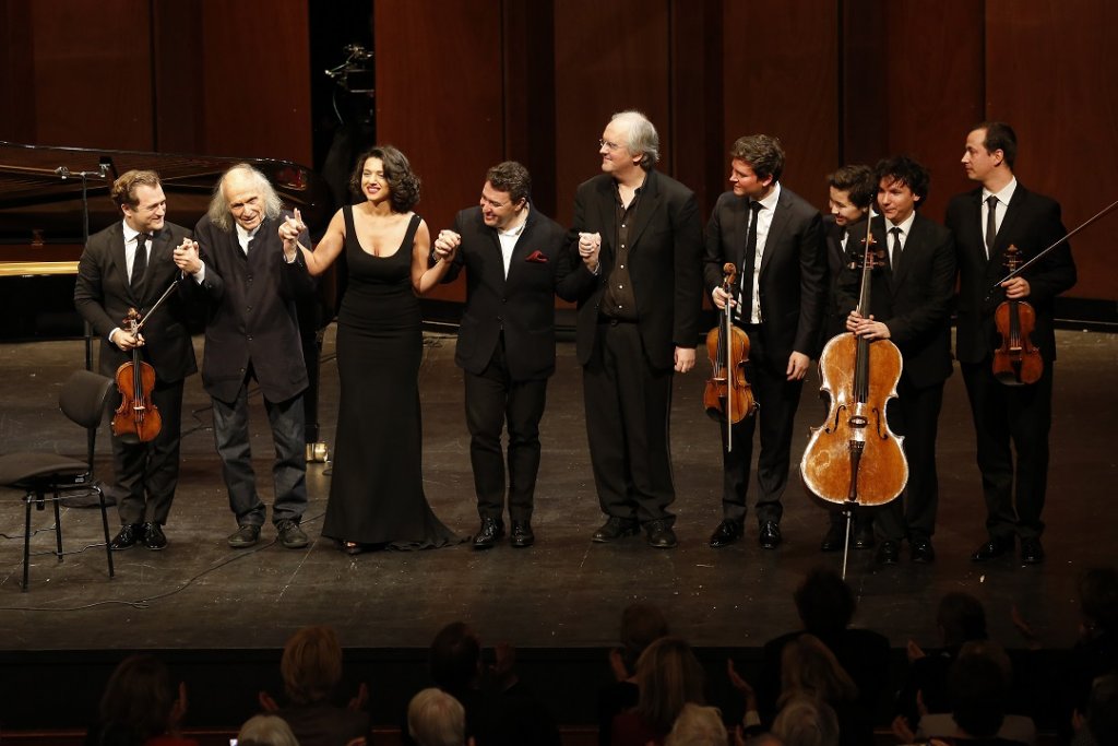 De gauche à droite : Renaud Capuçon, Ivry Gitlis, Khatia Buniatishvili, Maxim Vengerov, Nicholas Angelich, Adrien La Marca, Daniel Lozakovitj, Edgar Moreau et Guillaume Chilemme ont participé au concert événement de clôture du 4e festival de Pâques (Photo Caroline Doutre)