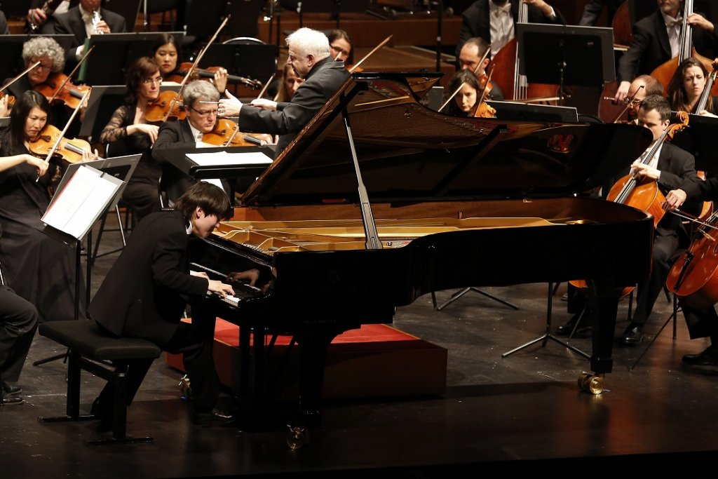 Au piano, Seong-Jin Cho, à la direction, Leonard Slatkin pour une nouvelle soirée mémorable du 4e festival de Pâques (Photo Caroline Doutre)