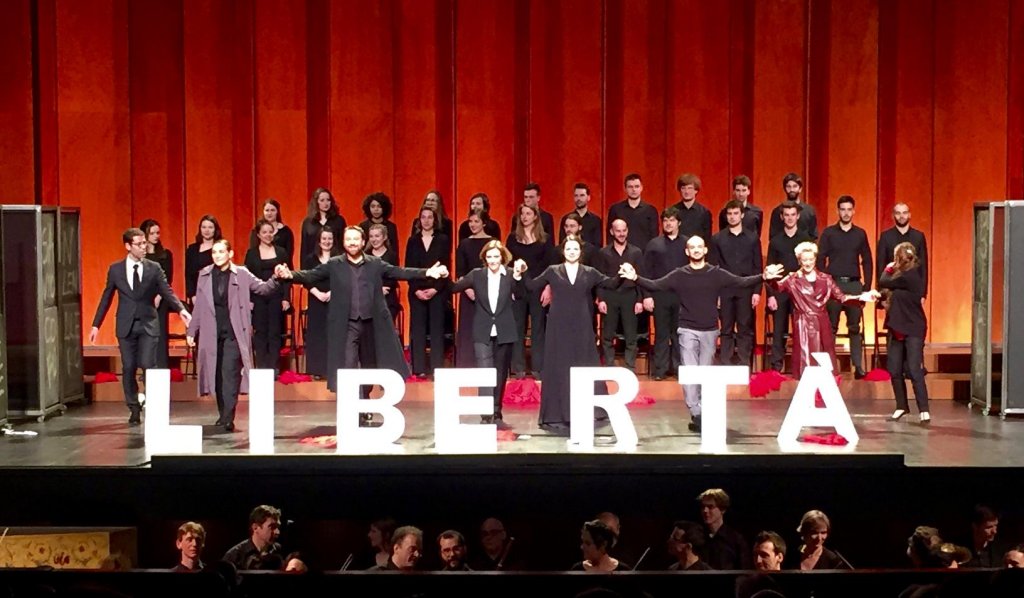 Au moment des saluts, les protagonistes vocaux de « Lucio Silla » réunis sur scène autour de Laurence Equilbey et, dans la fosse, les musiciens heureux de l’Insula Orchestra (Photo M.E.)