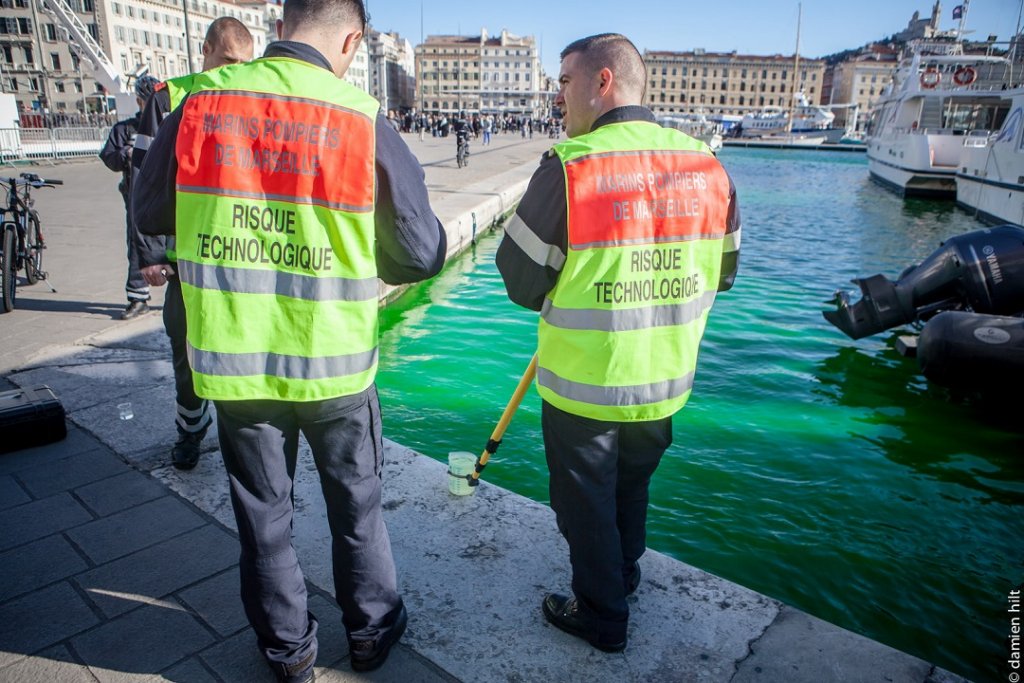 Les équipes « Risque technologique » et les chimistes du Bataillon ont procédé à des prélèvements afin d’analyser ce produit vert (Photo BMPM - Damien Hilt)