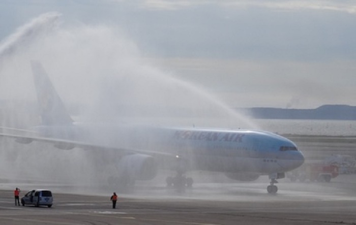 Le 777 de Korean Air baptisé par les pompiers de l’Aéroport Marseille Provence à son arrivée en avril 2014 ( © archive Aeroport Marseille-Provence)