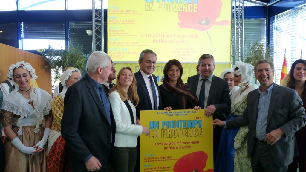 Martine Vassal entourée de nombreux élus pour une présentation "so" provençale du "Printemps en Provence" à l'Hôtel du département (Photo P.M.-C.)