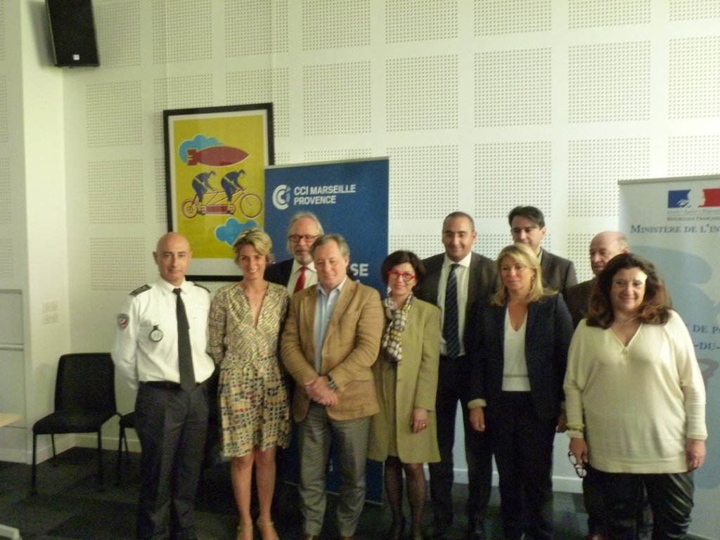 L'ensemble des signataire de la convention pour la sécurité des commerçants et de leurs établissement (Photo M.C.)