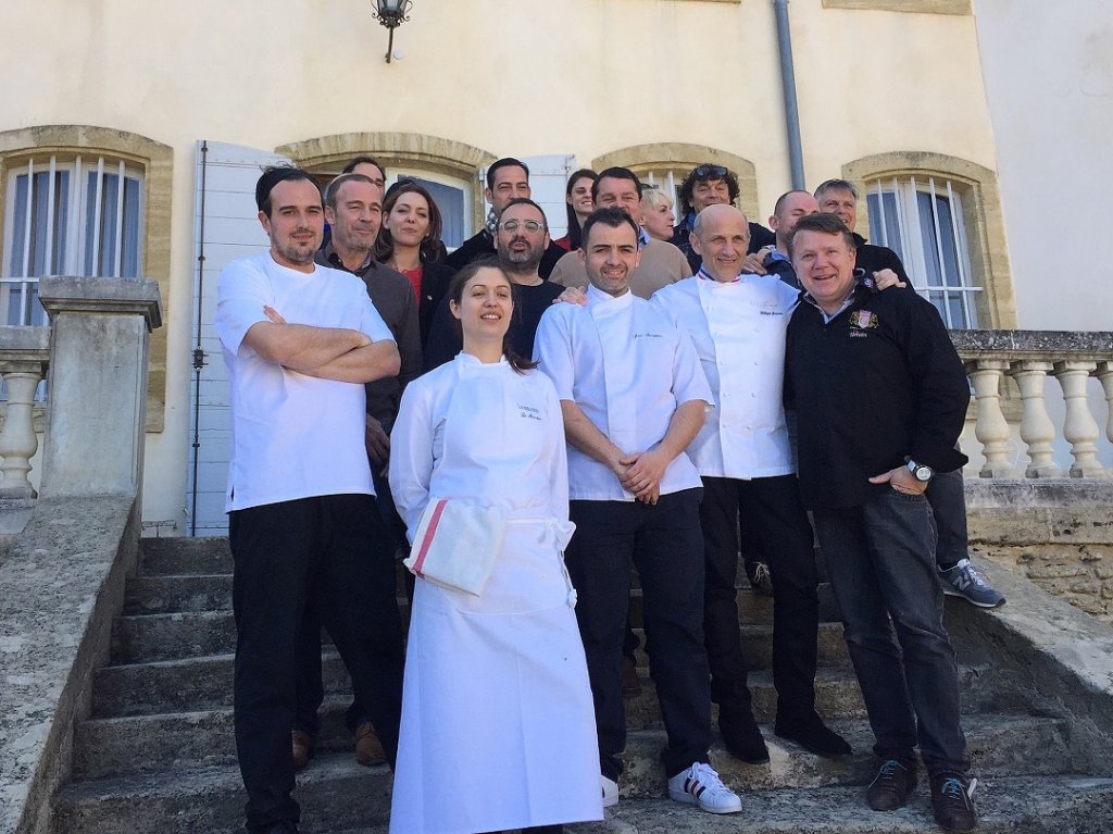 Au premier rang, de g. à dr. Julien Lavandet, Séverine Sagnet, Joan Sampietro, Philippe Joanes et Christophe Guèze devant les membres du jury où l’on reconnaît, entre autres, Serge Dupire, Patrick Cubaynes, Manuel Amoros, Sonia Zidate ainsi que Dimitri Kuchenbrod, cheville ouvrière de ces rencontres et les frères Laurent et Julien Bréchet, hôtes de la manifestation au Château de Vaudieu. (Photo M.E.)