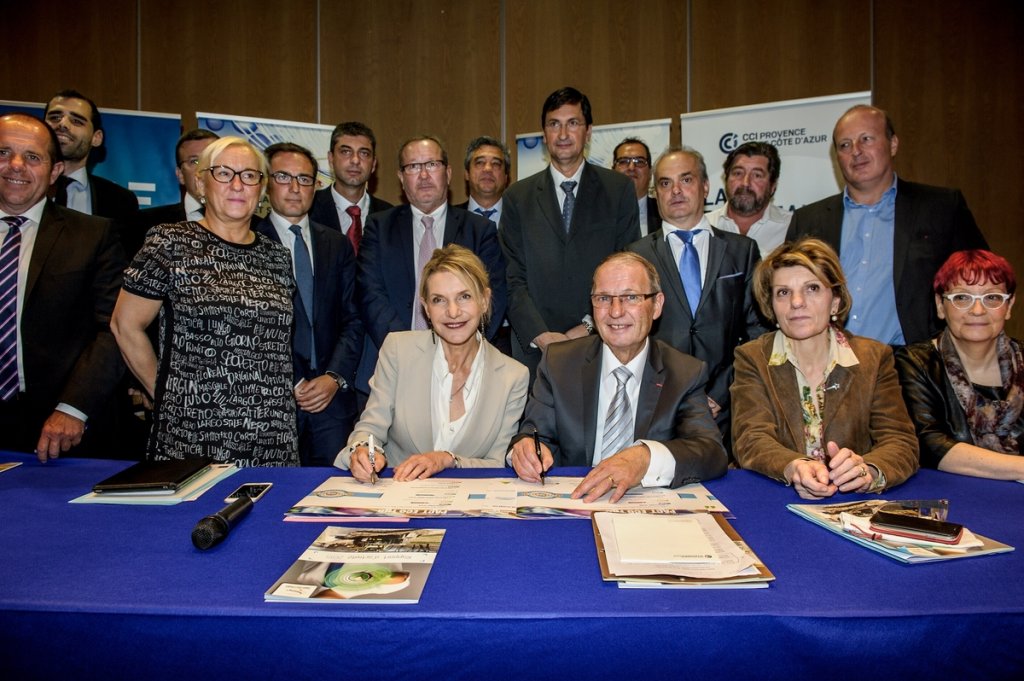 Signature Pact Eco THD, à l'Hôtel de Région, en présence de Chantal Eyméoud, Présidente de Paca THD et de Maurice Brun, Président de la CCIR Paca - Marseille (Photo :François Moura / CCIR Paca)