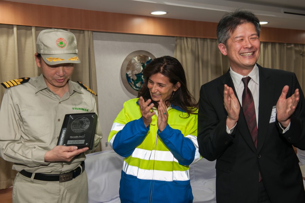 Christine Cabau Woehrel, présidente du directoire du port de Marseille Fos, a remis une plaque de 1ère escale au Commandant de bord, Yang Yun-Sin, en présence de James Tang directeur général France d’Evergreen France (Photo GPMM/Véronique Dubrocard)