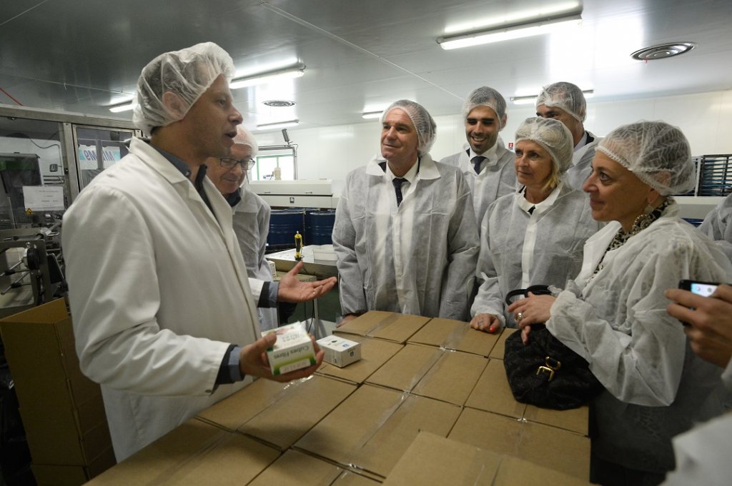 Renaud Muselier visite les locaux de l’entreprise Sofalip Perl’amande située à Oraison (04) (Photo : Jean-Pierre Garufi)