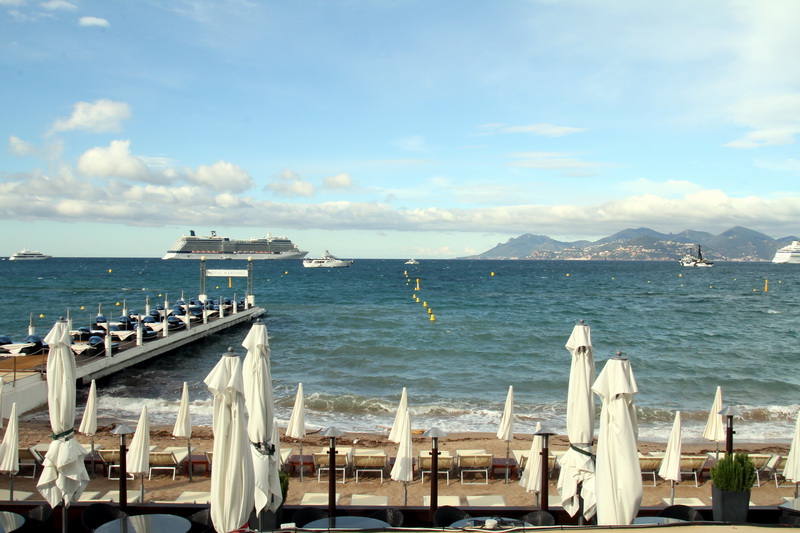 Le off de Cannes: Sur la plage abandonnée, petits yachts et crustacés... (Photo Robert Poulain en direct de Cannes)