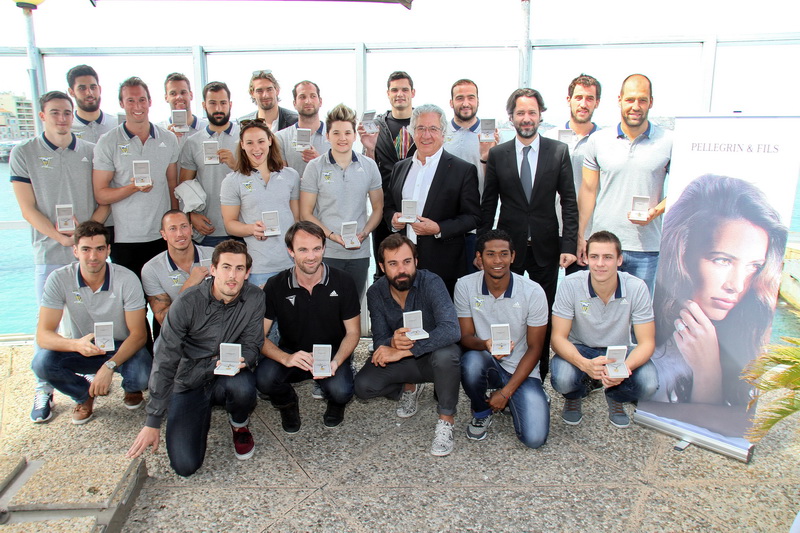 Les champions du CNM ont reçu la médaille de Notre-Dame de la Garde pour partir plus forts encore à la conquête des médailles olympiques (Photo Robert Poulain)