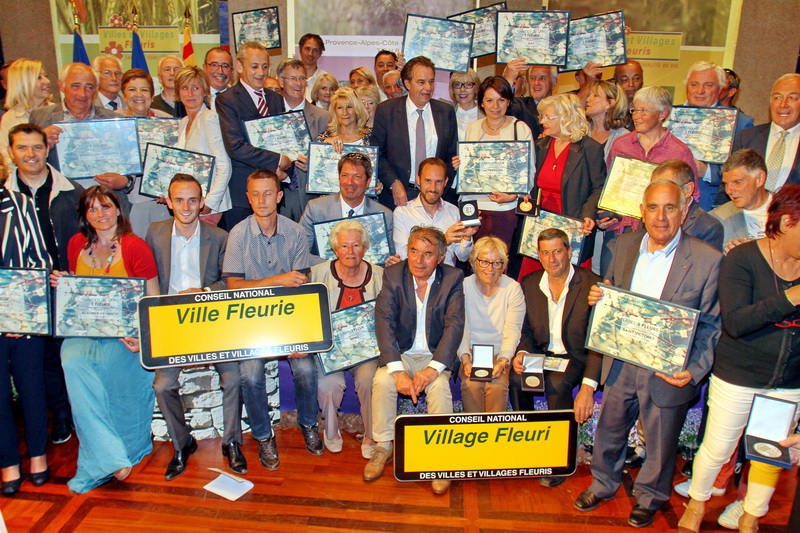 Renaud Muselier entouré des lauréats du Label des Villes et Villages Fleuris Provence-Alpes-Côte d’Azur (Photo Robert Poulain)