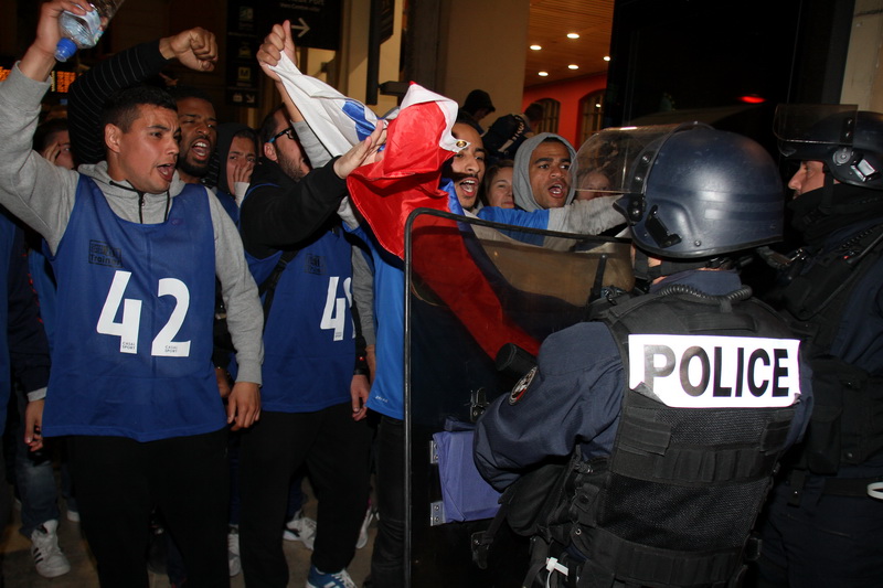 Exercice de sécurité en gare Saint-Charles où des bénévoles ont joué le rôle des supporters (Photo Robert Poulain)