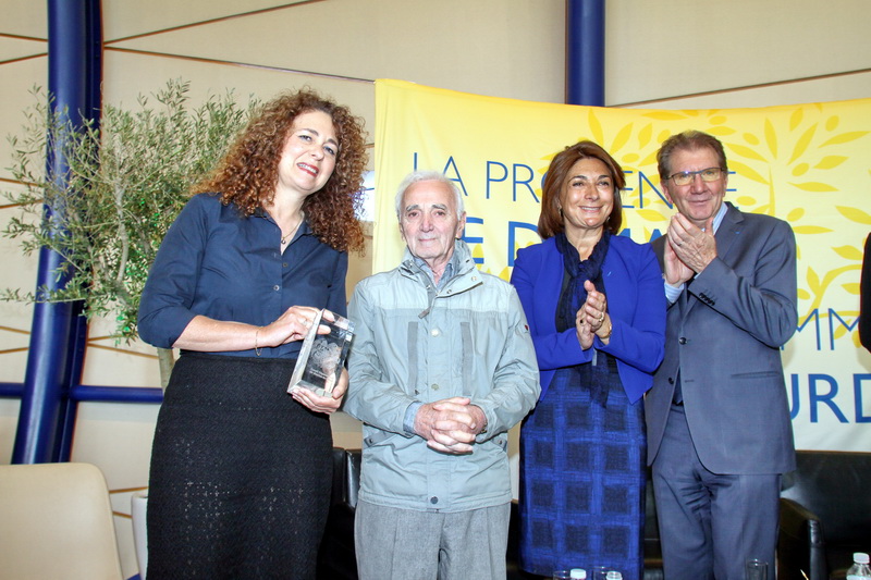 Charles Aznavour a remis le prix littéraire éponyme à Valérie Toranian pour son roman "L’étrangère" en présence de Martine Vassal et Guy Teissier (Photo Robert Poulain)