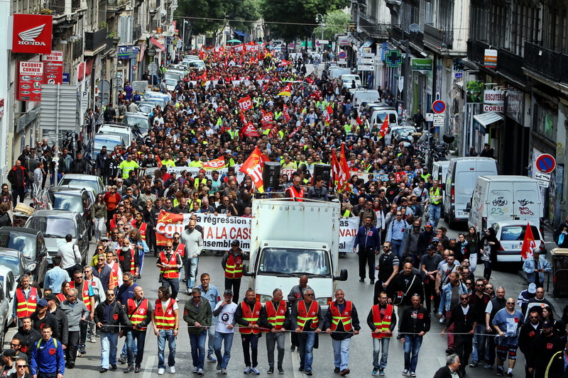 Un cordon de sécurité a évité l'intrusion de pertubateurs au sein de la manifestation (Photo Robert Poulain)