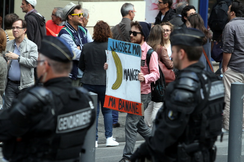 Un perturbateur dans la manif à Marseille ? (Photo Robert Poulain)