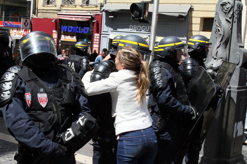 1er mai à Marseille: "Fais le bisou, il est gentil" (Photo Robert Poulain)