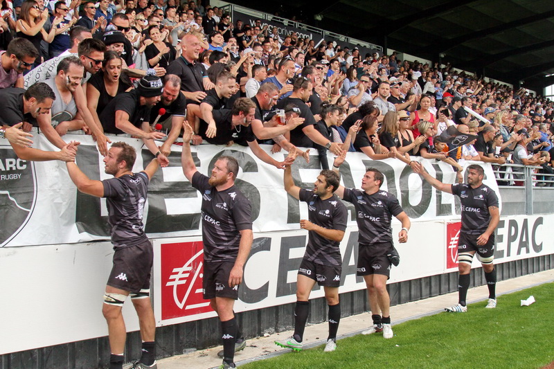 Après leur victoire contre Narbonne, les joueurs de Provence Rugby sont acclamés par "les Fadolis" (Photo Robert Poulain)