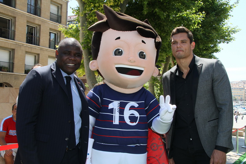 Super Victor mascotte de l’UEFA Euro 2016 entouré de Basile Boli et Florent Manaudou (Photo Robert Poulain)