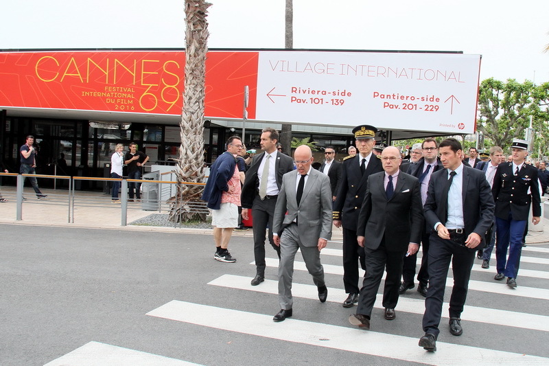 Bernard Cazeneuve est à Cannes et à la façon d'Abbey Road des Beatles traverse au passage piéton (Photo Robert Poulain en direct de Cannes)