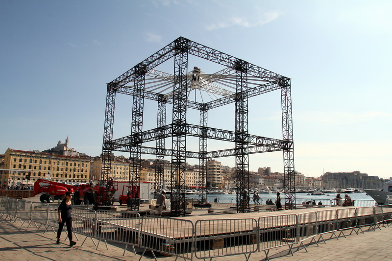 La construction du Cube M sur le Vieux-Port est en cours depuis ce mardi 17 mai (Photo Robert Poulain)