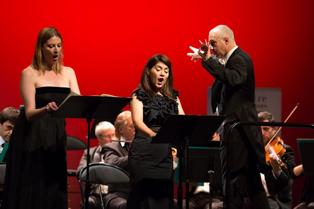 Lucie Roche, Pauline Courtin et le directeur musical Wolfgang Doerner au cours de l’interprétation du Stabat Mater. (Photo Didier Philispart)