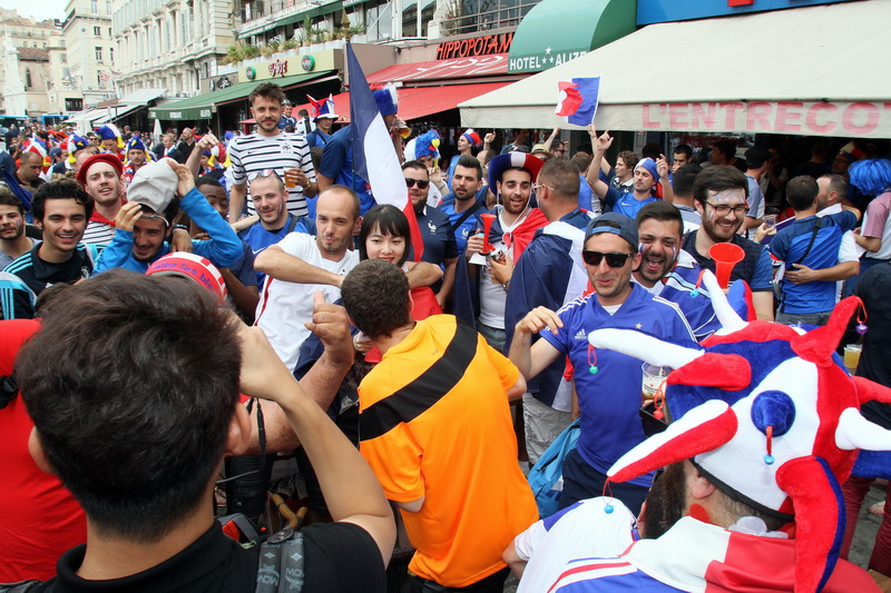 Euro 2016 France-Albanie - Ambiance conviviale à Marseille: Ouf ! (Photo Robert Poulain))