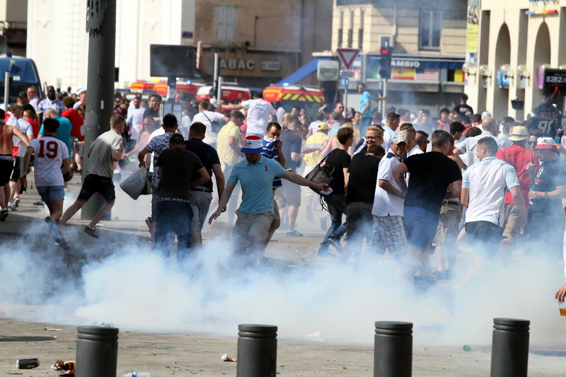 De violents heurts ont éclaté entre supporteurs Anglais et Russes (Photo Robert Poulain)