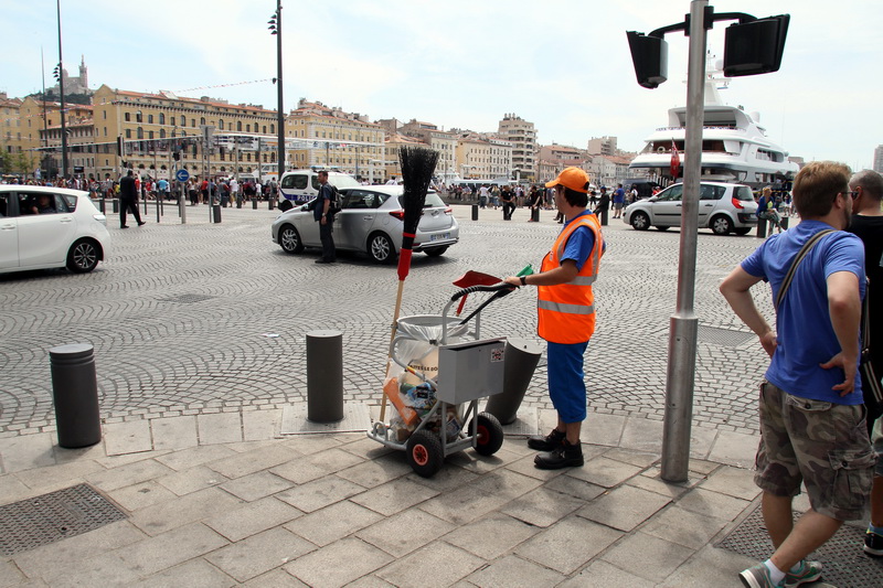 Marseille: Vais pas m'en sortir avec mon petit chariot (Photo Robert Poulain)