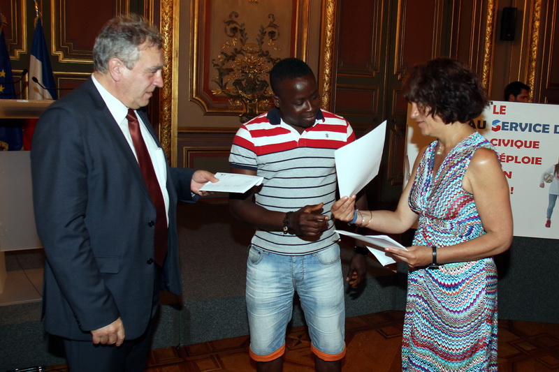 Remise des billets pour l'Euro par Yves Rousset et Danielle Brunet (Photo Robert Poulain)