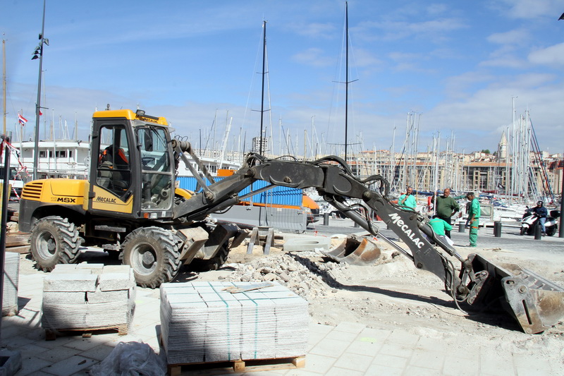 Derniers coups de pelleteuse pour les travaux du Quai de Rive Neuve sur le Vieux-port qui sera inauguré ce vendredi 3 juin (Photo Robert Poulain)