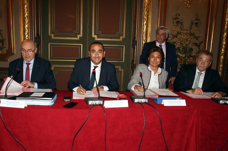 Laurent Nuñez, le préfet de police des Bouches-du-Rhône est entouré des signataires Martine Vassal, présidente du CD13, Yves Rousset, préfet délégué pour l’égalité des chances et Brice Robin, procureur de la République près le TGI de Marseille (Photo Robert Poulain)