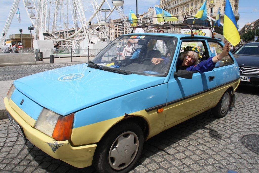 Marseille - supportrice ukrainienne : "On the road again" (Photo Robert Poulain)