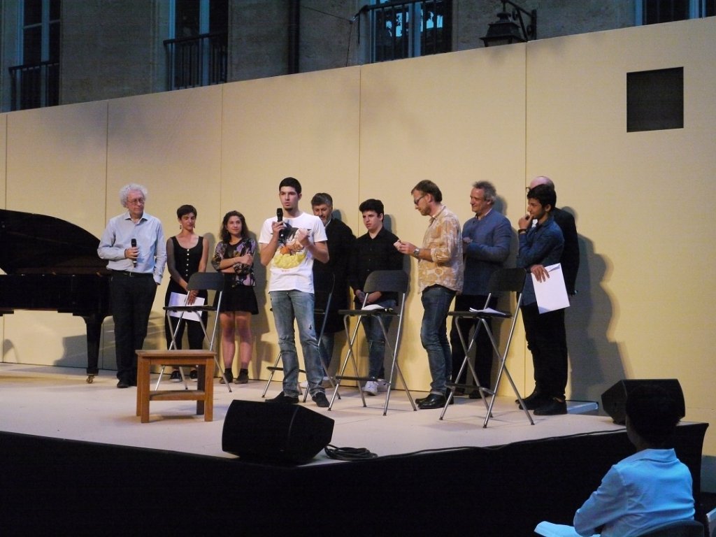 La remise des prix du concours de bande annonce de « Cosi Fan tutte ». Réunis sur scène, trois élèves du lycée Saint-Exupéry de Marseille et leur professeur et les deux étudiantes de l’école d’Art d’Aix-en-Provence qui viennent de recevoir leurs prix. (Photo M.E.)