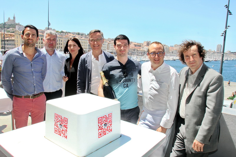 Sur la terrasse du Club Pernod, de dr. A g. Marc Esquerré (Directeur du Comité de dégustation tables), Lionel Levy (Alcyone), ), Martial Merlino - Jeune Talent 2016 (L'Aromate Provençal), Côme de Chérisey (Directeur Géneral de Gault&Millau) et trois partenaires : Stéphanie Huet (Mumm), Thibault Dussert (Castel) et Cyril Olive (Mumm) (Photo Robert Poulain)